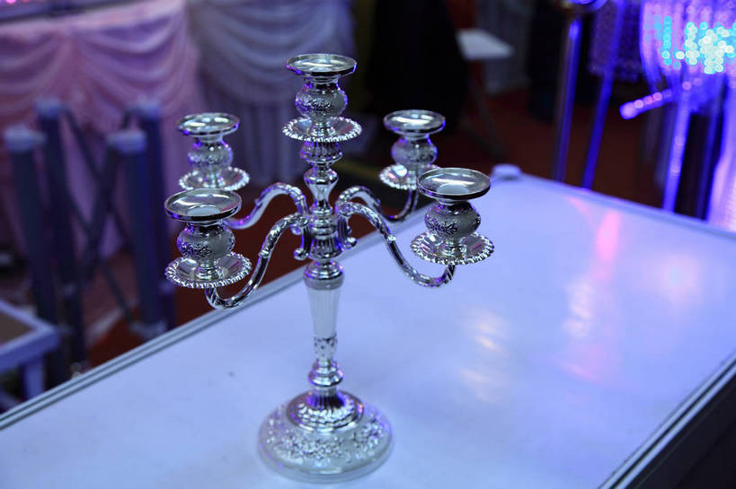 无人,横图,俯视,室内,特写,白天,桌面,桌子,静物,金属制品,北京,中国,亚洲,阴影,朦胧,模糊,装饰,光线,金属,影子,烛台,墙,灯光,蕾丝,首都,墙壁,墙面,展示,展览,展会,华丽,修饰,点缀,东亚,中华人民共和国,北京市,京,北平,华北地区,衬托,美观,雅致,雅观,彩图,高角度拍摄,博览会,婚博会,结婚展,中国婚博会,北京展览馆,bjzqp1