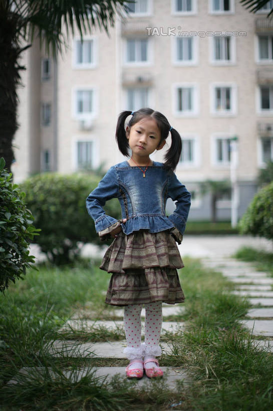 东方人,儿童,一个人,高楼大厦,站,笑,微笑,竖图,室外,白天,正面,裙子,纯洁,草地,草坪,植物,窗户,大厦,建筑,摩天大楼,亚洲,仅一个女性,仅一个人,连衣裙,黄种人,手叉腰,玻璃窗,草,树,树木,小孩,蓝色,绿色,自然,叉腰,站着,仅一个小孩,可爱,童年,童趣,生长,成长,双手叉腰,童真,烂漫,无邪,天真,女孩,女人,女性,亚洲人,孩子,站立,彩图,全身,大楼,高层建筑,高楼,摩天楼,女生,歪头,hascy1
