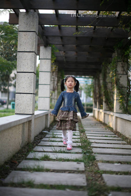东方人,儿童,一个人,高楼大厦,栏杆,走,伸展双臂,笑,微笑,露齿笑,竖图,室外,白天,正面,纯洁,草地,草坪,植物,大厦,道路,建筑,路,摩天大楼,亚洲,仅一个女性,仅一个人,朦胧,模糊,柱子,石板,围栏,小路,交通,黄种人,护栏,草,树,树木,小孩,绿色,自然,藤蔓,仅一个小孩,可爱,童年,童趣,生长,成长,童真,烂漫,无邪,藤蔓植物,天真,女孩,女人,女性,亚洲人,孩子,步行,敞开双臂,散步,伸开双臂,展开双肩,张开手臂,张开双臂,走路,彩图,全身,大楼,高层建筑,高楼,摩天楼,女生,hascy1