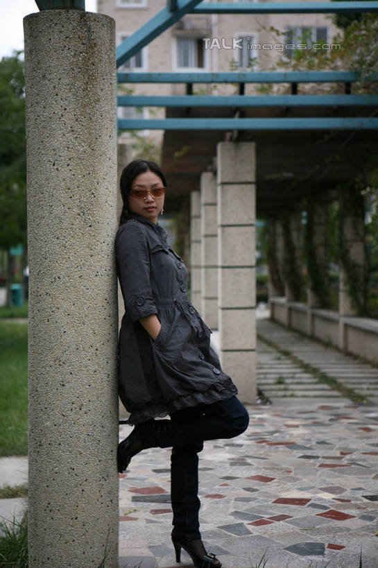 东方人,一个人,高楼大厦,站,竖图,室外,白天,侧面,草地,草坪,植物,窗户,大厦,道路,建筑,路,摩天大楼,亚洲,仅一个年轻女性,仅一个女性,仅一个人,服装,瓷砖,地砖,柱子,小路,地面,交通,风衣,休闲装,黄种人,玻璃窗,草,树,树木,衣服,绿色,灰色,自然,站着,休闲,休闲服,服饰,生长,成长,踮脚,双手抄兜,双手放兜,年轻女性,女人,女性,亚洲人,屈膝,插兜,两手抄兜,两手放兜,手插兜,手放口袋,站立,彩图,全身,大楼,高层建筑,高楼,摩天楼,手抄兜,hascy1