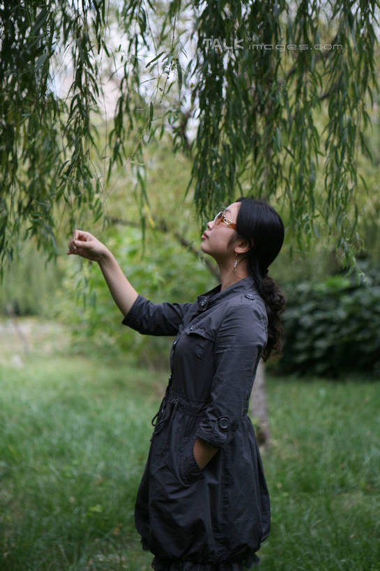 东方人,一个人,站,举,捏,竖图,室外,白天,侧面,草地,草坪,植物,柳树,亚洲,仅一个年轻女性,仅一个女性,仅一个人,服装,墨镜,眼镜,捏着,风衣,注视,休闲装,黄种人,垂柳,草,树,树木,衣服,绿色,灰色,自然,太阳镜,太阳眼镜,看,托,站着,休闲,休闲服,遮阳镜,服饰,生长,成长,关注,单手抄兜,单手放兜,倒挂柳,年轻女性,女人,女性,亚洲人,垂枝柳,插兜,举起,举手,举着,手插兜,手放口袋,抬头,向上举,向上伸,向上托,仰头,站立,半身,彩图,手抄兜,hascy1