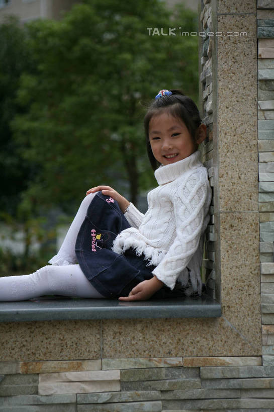 东方人,儿童,一个人,高楼大厦,坐,笑,微笑,露齿笑,竖图,室外,白天,侧面,毛衣,纯洁,草地,草坪,植物,大厦,建筑,摩天大楼,亚洲,仅一个女性,仅一个人,墙,注视,黄种人,墙壁,墙面,草,树,树木,小孩,绿色,白色,自然,观察,看,仅一个小孩,可爱,童年,童趣,生长,成长,观看,察看,关注,童真,烂漫,无邪,天真,女孩,女人,女性,亚洲人,孩子,屈膝,坐着,半身,彩图,绒衣,套衫,套头毛衣,线衣,大楼,高层建筑,高楼,摩天楼,女生,hascy1