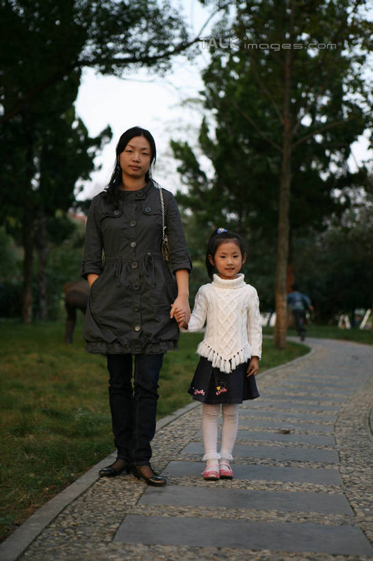 东方人,儿童,两个人,家庭,母亲,女儿,走,握手,竖图,室外,白天,正面,毛衣,裙子,纯洁,草地,草坪,石头,植物,道路,路,亚洲,许多,服装,石子,小路,交通,风衣,休闲装,黄种人,草,树,树木,排列,小孩,衣服,绿色,白色,灰色,自然,休闲,温暖,温馨,母女,一家人,休闲服,鹅卵石,可爱,母爱,童年,童趣,短裙,服饰,生长,成长,半身裙,和睦,队列,按摩石,童真,烂漫,无邪,单手抄兜,单手放兜,天真,年轻女性,女孩,女人,女性,亚洲人,孩子,年轻人,石块,步行,插兜,搀手,拉手,散步,手插兜,手搀手,手放口袋,手拉手,手牵手,手握手,走路,彩图,全身,绒衣,套衫,套头毛衣,线衣,融洽,女生,手抄兜,hascy1