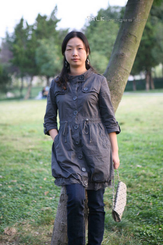 东方人,一个人,站,竖图,室外,白天,正面,草地,草坪,植物,亚洲,仅一个年轻女性,仅一个女性,仅一个人,阴影,服装,光线,包,皮包,影子,风衣,休闲装,黄种人,草,树,树干,树木,衣服,绿色,灰色,阳光,自然,靠,靠着,倚靠,站着,休闲,休闲服,服饰,生长,成长,单肩包,倚着,单手抄兜,单手放兜,年轻女性,女人,女性,亚洲人,插兜,手插兜,手放口袋,站立,半身,彩图,手抄兜,hascy1