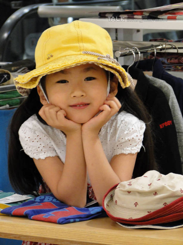 东方人,儿童,一个人,商店,站,笑,微笑,竖图,室内,白天,正面,购物,纯洁,消费,超市,帽子,衣架,亚洲,仅一个女性,仅一个人,许多,撑,吊挂,悬挂,服装,挂,托腮,休闲装,黄种人,小孩,衣服,黄色,遮阳帽,试穿,托,站着,仅一个小孩,休闲,休闲服,展示,可爱,童年,童趣,金融,百货,服饰,童装,衣着,服装店,穿着,托下巴,陈列,选购,贸易,童真,百货公司,烂漫,无邪,服饰店,血拼,衣饰,天真,女孩,女人,女性,亚洲人,孩子,挂衣架,晾衣架,站立,半身,彩图,购物商场,购物中心,商业中心,女生,hascy1