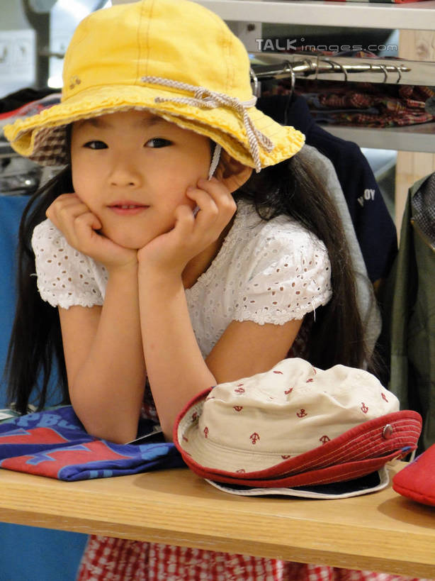 东方人,儿童,一个人,商店,站,笑,微笑,竖图,室内,白天,正面,购物,纯洁,消费,超市,帽子,衣架,亚洲,仅一个女性,仅一个人,许多,撑,吊挂,悬挂,服装,挂,托腮,休闲装,黄种人,小孩,衣服,黄色,遮阳帽,试穿,托,站着,仅一个小孩,休闲,休闲服,展示,可爱,童年,童趣,金融,百货,服饰,童装,衣着,服装店,穿着,托下巴,陈列,选购,贸易,童真,百货公司,烂漫,无邪,服饰店,血拼,衣饰,天真,女孩,女人,女性,亚洲人,孩子,挂衣架,晾衣架,站立,半身,彩图,购物商场,购物中心,商业中心,女生,hascy1