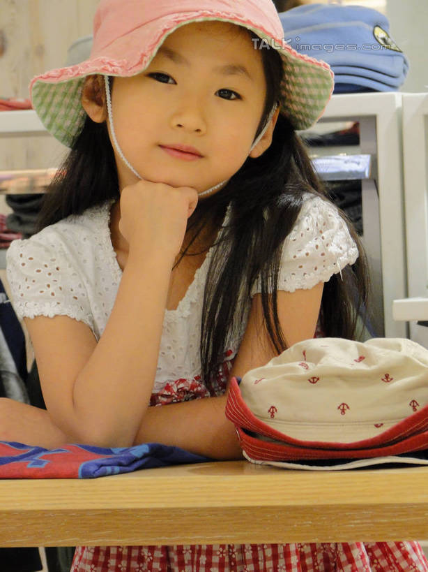 东方人,儿童,一个人,商店,站,笑,微笑,竖图,室内,白天,正面,购物,纯洁,消费,超市,帽子,衣架,亚洲,仅一个女性,仅一个人,许多,撑,吊挂,悬挂,服装,挂,托腮,休闲装,黄种人,小孩,衣服,粉色,遮阳帽,试穿,托,站着,仅一个小孩,休闲,休闲服,展示,可爱,童年,童趣,金融,百货,服饰,童装,衣着,服装店,穿着,托下巴,陈列,选购,贸易,童真,百货公司,烂漫,无邪,服饰店,血拼,衣饰,天真,女孩,女人,女性,亚洲人,孩子,挂衣架,晾衣架,站立,半身,彩图,购物商场,购物中心,商业中心,女生,hascy1