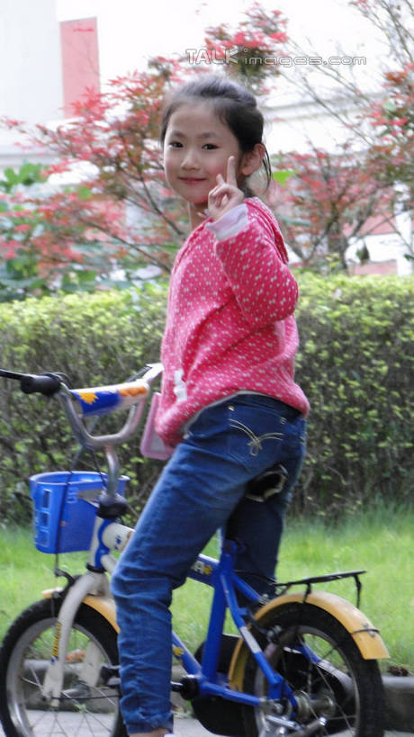 东方人,儿童,一个人,坐,笑,微笑,露齿笑,竖图,室外,白天,侧面,纯洁,草地,草坪,植物,自行车,亚洲,仅一个女性,仅一个人,许多,握,阴影,服装,裤子,盛开,光线,影子,花蕾,牛仔裤,休闲装,黄种人,车,脚踏车,草,花,花瓣,花朵,鲜花,树,树木,小孩,衣服,红色,绿色,阳光,自然,交通工具,花苞,花蕊,仅一个小孩,骑车,休闲,休闲服,可爱,童年,童趣,握着,服饰,生长,成长,载具,童真,烂漫,无邪,天真,女孩,女人,女性,亚洲人,孩子,坐着,半身,彩图,女生,hascy1