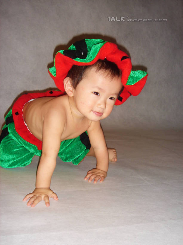 东方人,儿童,一个人,笑,微笑,竖图,室内,白天,正面,纯洁,帽子,亚洲,仅一个男性,仅一个人,撑,阴影,灰色背景,服装,光线,影子,灯光,地面,休闲装,黄种人,裸露,小孩,衣服,红色,绿色,趴着,仅一个小孩,休闲,休闲服,可爱,童年,童趣,摄影,服饰,影棚,咬唇,撑着,裸,童真,烂漫,无邪,天真,男孩,男人,男性,亚洲人,孩子,趴,半身,彩图,影棚拍摄,拍摄,男生,hascy1