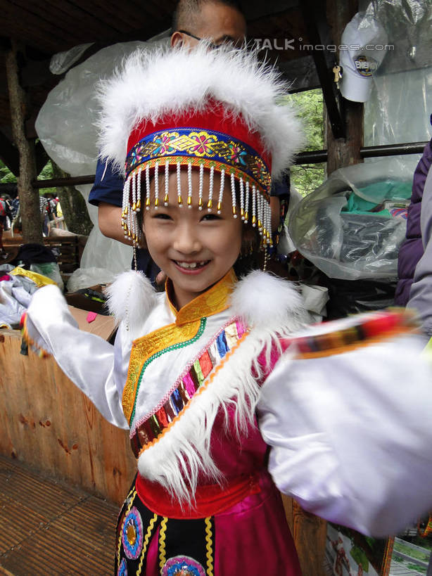 东方人,儿童,两个人,站,举,笑,微笑,露齿笑,竖图,室外,白天,正面,民族服装,旅游,度假,纯洁,美景,帽子,九寨沟,中国,亚洲,柱子,墙,景观,黄种人,娱乐,墙壁,墙面,小孩,自然,托,站着,享受,休闲,景色,放松,可爱,童年,童趣,四川省,自然风光,童真,东亚,烂漫,无邪,四川,藏族服饰,阿坝,中华人民共和国,西南地区,阿坝藏族羌族自治州,阿坝州,川,九寨沟县,天真,男人,男性,年轻男性,女孩,亚洲人,孩子,举起,举手,举着,向上举,向上伸,向上托,站立,半身,彩图,传统服装,民俗服,九寨沟风景区,四川九寨沟风景名胜区,女生,hascy1