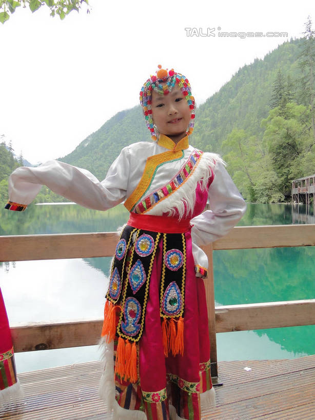东方人,儿童,一个人,栏杆,站,举,笑,微笑,露齿笑,竖图,室外,白天,正面,民族服装,旅游,度假,纯洁,河流,美景,山,山脉,树林,水,植物,九寨沟,中国,亚洲,仅一个女性,仅一个人,阴影,光线,影子,河水,景观,山峰,水流,围栏,山峦,黄种人,娱乐,手叉腰,护栏,树,树木,小孩,绿色,倒影,阳光,自然,群山,叉腰,托,站着,仅一个小孩,享受,休闲,景色,放松,可爱,童年,童趣,四川省,生长,成长,倒映,自然风光,童真,东亚,烂漫,无邪,四川,藏族服饰,阿坝,中华人民共和国,西南地区,阿坝藏族羌族自治州,阿坝州,川,九寨沟县,反照,天真,女孩,女人,女性,亚洲人,孩子,举起,举手,举着,向上举,向上伸,向上托,站立,半身,彩图,传统服装,民俗服,九寨沟风景区,四川九寨沟风景名胜区,女生,hascy1