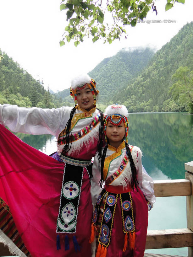 东方人,儿童,两个人,伙伴,朋友,栏杆,站,举,笑,微笑,露齿笑,竖图,室外,白天,正面,民族服装,旅游,度假,友谊,纯洁,河流,美景,山,山脉,树林,水,植物,九寨沟,中国,亚洲,阴影,光线,影子,河水,景观,山峰,水流,围栏,山峦,黄种人,娱乐,护栏,树,树木,小孩,绿色,倒影,阳光,自然,群山,靠,靠着,托,倚靠,站着,享受,休闲,景色,放松,可爱,童年,童趣,四川省,生长,成长,倒映,倚着,自然风光,童真,东亚,烂漫,无邪,四川,藏族服饰,阿坝,中华人民共和国,西南地区,阿坝藏族羌族自治州,阿坝州,川,九寨沟县,反照,天真,友情,女孩,女人,女性,亚洲人,举起,举手,举着,向上举,向上伸,向上托,站立,半身,彩图,传统服装,民俗服,九寨沟风景区,四川九寨沟风景名胜区,女生,hascy1