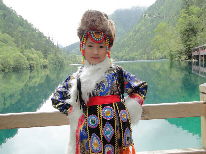 东方人,儿童,一个人,栏杆,站,举,笑,微笑,横图,室外,白天,正面,民族服装,旅游,度假,纯洁,河流,美景,山,山脉,树林,水,植物,九寨沟,中国,亚洲,仅一个女性,仅一个人,阴影,光线,影子,河水,景观,山峰,水流,围栏,山峦,黄种人,娱乐,手叉腰,护栏,树,树木,小孩,绿色,倒影,阳光,自然,群山,叉腰,托,站着,仅一个小孩,享受,休闲,景色,放松,可爱,童年,童趣,四川省,生长,成长,倒映,自然风光,童真,东亚,烂漫,无邪,四川,藏族服饰,阿坝,中华人民共和国,西南地区,阿坝藏族羌族自治州,阿坝州,川,九寨沟县,反照,天真,女孩,女人,女性,亚洲人,孩子,举起,举手,举着,向上举,向上伸,向上托,站立,半身,彩图,传统服装,民俗服,九寨沟风景区,四川九寨沟风景名胜区,女生,hascy1