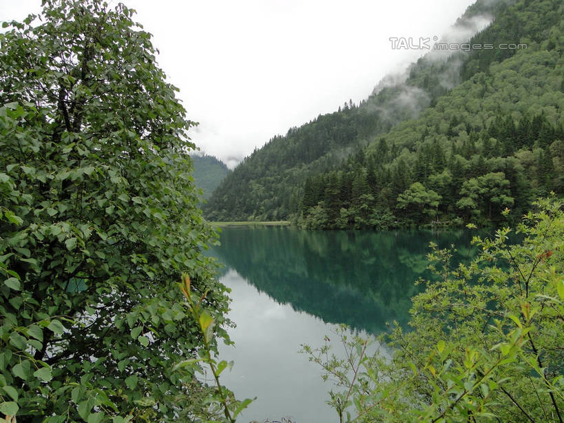 无人,横图,室外,白天,正面,旅游,度假,河流,美景,山,山脉,树林,水,植物,九寨沟,中国,亚洲,河水,景观,山峰,水流,山峦,娱乐,树,树木,绿色,倒影,天空,自然,群山,天,享受,休闲,景色,放松,四川省,生长,成长,波光粼粼,倒映,自然风光,东亚,四川,阿坝,中华人民共和国,西南地区,阿坝藏族羌族自治州,阿坝州,川,九寨沟县,反照,彩图,九寨沟风景区,四川九寨沟风景名胜区,hascy1