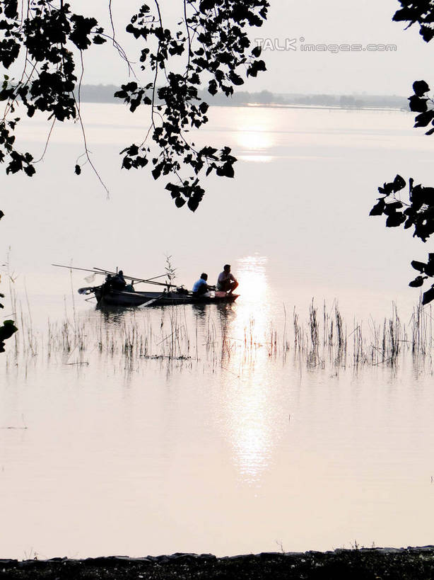 划船,东方人,三个人,竖图,俯视,室外,白天,旅游,度假,草地,草坪,河流,美景,日落,水,植物,船,中国,亚洲,一艘,河水,景观,水流,晚霞,霞光,落日,木船,黄种人,娱乐,江苏,草,树,树木,绿色,天空,自然,黄昏,交通工具,天,行驶,享受,休闲,景色,彩霞,放松,生长,晴朗,成长,舟,自然风光,载具,东亚,江苏省,扬州,万里无云,中华人民共和国,华东地区,苏,江苏油田,扬州市,夕照,男人,男性,年轻男性,年轻女性,女人,女性,亚洲人,晴空,晴空万里,夕阳,彩图,高角度拍摄,全身,斜阳,hascy1