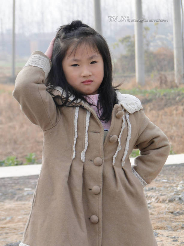 东方人,儿童,一个人,家,站,举,竖图,室外,白天,正面,纯洁,植物,雾,道路,路,亚洲,仅一个女性,仅一个人,抱头,阴影,服装,枯萎,朦胧,模糊,光线,影子,房屋,屋子,小路,棕色,枯草,交通,休闲装,黄种人,手叉腰,楼房,住宅,草,树,树木,小孩,衣服,黄色,绿色,阳光,叉腰,托,站着,仅一个小孩,休闲,休闲服,可爱,童年,童趣,服饰,生长,成长,迷雾,童真,烂漫,无邪,瘪嘴,天真,女孩,女人,女性,亚洲人,孩子,大雾,举起,举手,举着,向上举,向上伸,向上托,站立,半身,彩图,房子,女生,冬衣,寒衣,hascy1