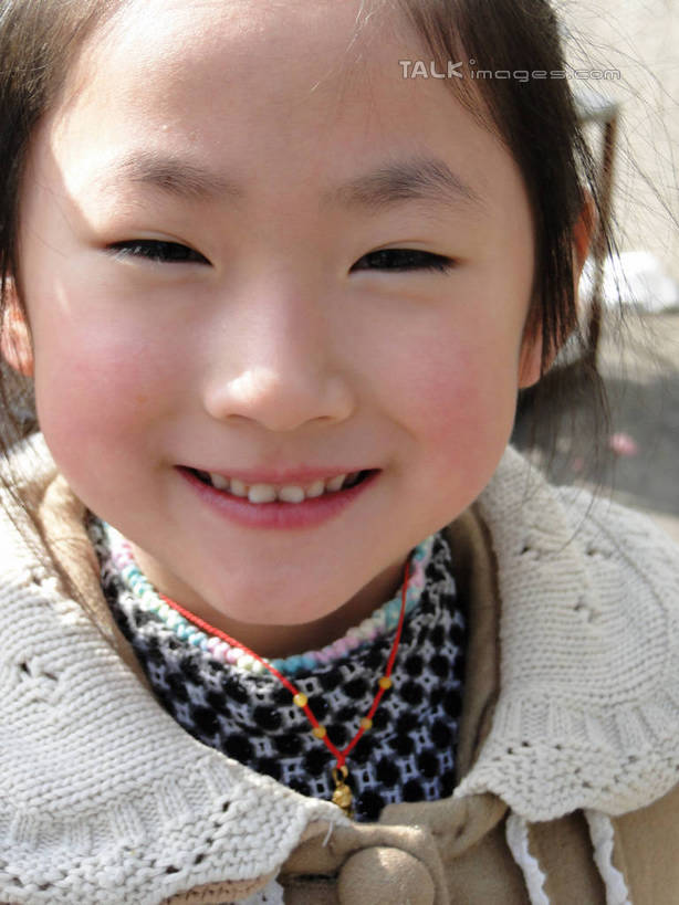 东方人,儿童,脸,头,脸颊,一个人,站,笑,微笑,露齿笑,竖图,室外,特写,白天,正面,纯洁,植物,道路,路,项链,亚洲,仅一个女性,仅一个人,阴影,服装,枯萎,光线,影子,小路,棕色,枯草,交通,休闲装,黄种人,装饰品,草,树,树木,小孩,衣服,黄色,绿色,阳光,饰品,首饰,站着,仅一个小孩,休闲,休闲服,可爱,童年,童趣,服饰,生长,成长,童真,烂漫,无邪,天真,女孩,女人,女性,亚洲人,孩子,头部,脸部,脸蛋,面部,站立,半身,彩图,女生,冬衣,寒衣,hascy1