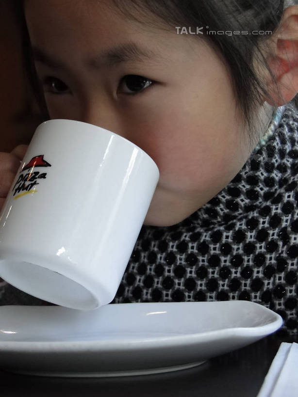 东方人,儿童,脸,头,脸颊,一个人,坐,竖图,室内,特写,白天,正面,纯洁,餐桌,桌子,杯子,餐具,亚洲,仅一个女性,仅一个人,喝,服装,光泽,瓷器,碟子,方格,格子,盘,咖啡杯,陶瓷制品,注视,休闲装,黄种人,小孩,衣服,白色,盘子,碟,观察,看,仅一个小孩,休闲,休闲服,可爱,童年,童趣,服饰,餐台,观看,察看,关注,瓷杯,童真,烂漫,无邪,天真,女孩,女人,女性,亚洲人,孩子,头部,脸部,脸蛋,面部,坐着,半身,彩图,女生,冬衣,寒衣,hascy1