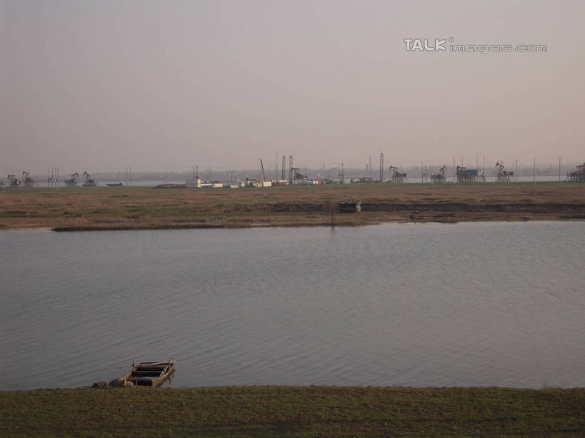 无人,横图,室外,白天,正面,旅游,度假,石油,机器,草地,草坪,河流,美景,水,植物,船,中国,亚洲,停靠,阴影,波纹,光线,影子,河水,景观,水流,木船,涟漪,娱乐,江苏,草,绿色,倒影,水纹,阳光,自然,交通工具,波浪,享受,休闲,机械,景色,放松,能源,挖掘,燃料,倒映,舟,停泊,自然风光,载具,能量,开采,东亚,江苏省,扬州,抽油机,中华人民共和国,华东地区,苏,水晕,江苏油田,磕头机,游梁式抽油机,扬州市,开掘,反照,煤油,发掘,梁式抽油机,彩图,hascy1