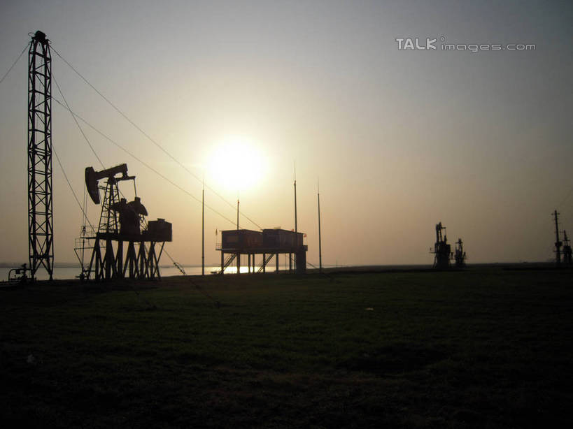 无人,横图,室外,白天,正面,旅游,度假,石油,机器,草地,草坪,河流,美景,日落,水,植物,中国,亚洲,波纹,河水,景观,水流,晚霞,霞光,落日,涟漪,背光,娱乐,江苏,草,绿色,倒影,水纹,自然,黄昏,波浪,享受,休闲,机械,景色,彩霞,放松,能源,挖掘,燃料,倒映,自然风光,能量,逆光,开采,东亚,江苏省,扬州,抽油机,中华人民共和国,华东地区,苏,水晕,江苏油田,磕头机,游梁式抽油机,扬州市,开掘,夕照,反照,煤油,发掘,梁式抽油机,夕阳,彩图,斜阳,hascy1