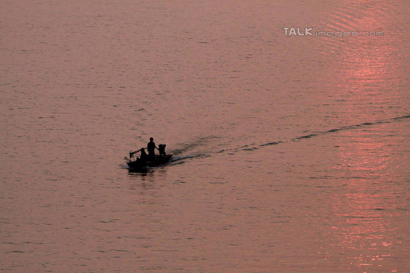 东方人,一个人,站,横图,俯视,室外,白天,旅游,度假,河流,美景,日落,水,船,中国,亚洲,仅一个男性,仅一个人,仅一个中年男性,波纹,飞溅,服装,溅,液体,河水,景观,水滴,水流,晚霞,霞光,落日,木船,涟漪,注视,休闲装,黄种人,娱乐,江苏,水珠,衣服,倒影,水纹,自然,黄昏,船尾波,交通工具,波浪,观察,看,站着,享受,休闲,休闲服,景色,彩霞,放松,服饰,观看,波光粼粼,察看,倒映,舟,关注,喷洒,自然风光,载具,东亚,江苏省,扬州,中华人民共和国,华东地区,苏,水晕,江苏油田,扬州市,夕照,反照,男人,男性,中年男性,亚洲人,夕阳,站立,彩图,高角度拍摄,全身,斜阳,hascy1
