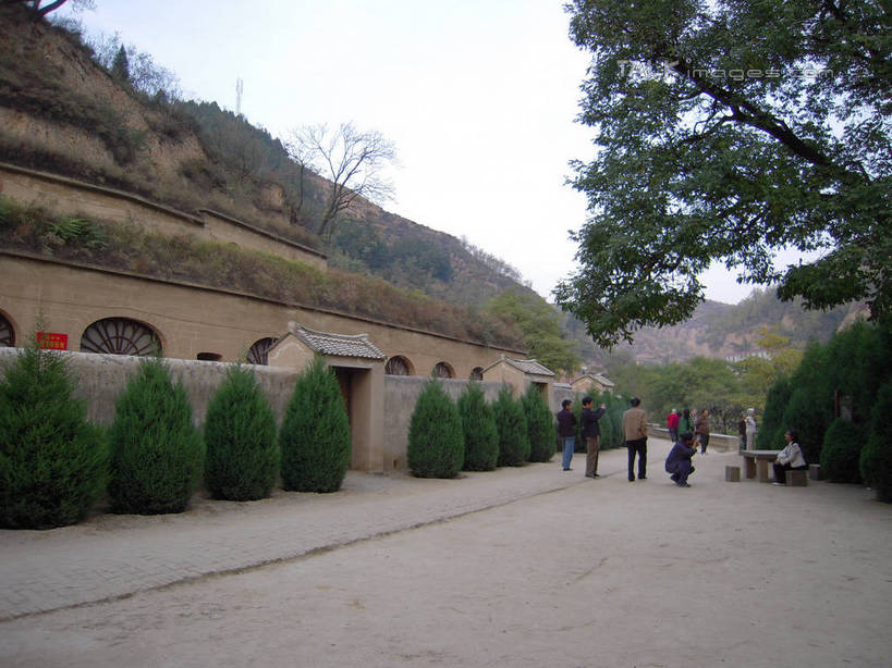 东方人,家,坐,走,横图,室外,白天,正面,旅游,度假,美景,山,山脉,树林,植物,桌面,桌子,建筑,椅子,中国,亚洲,服装,瓦片,房屋,墙,屋顶,屋子,大理石,景观,山峰,山峦,许多人,顶棚,瓦,注视,休闲装,黄种人,娱乐,楼房,墙壁,墙面,住宅,树,树木,衣服,绿色,自然,群山,观察,看,一群人,享受,休闲,休闲服,石椅,景色,放松,建造,服饰,生长,成长,观看,察看,关注,自然风光,东亚,屋瓦,陕西,陕西省,中华人民共和国,大理石制品,西北地区,陕,延安,延安市,男人,男性,年轻男性,年轻女性,女人,女性,亚洲人,步行,散步,走路,坐着,彩图,全身,房子,hascy1