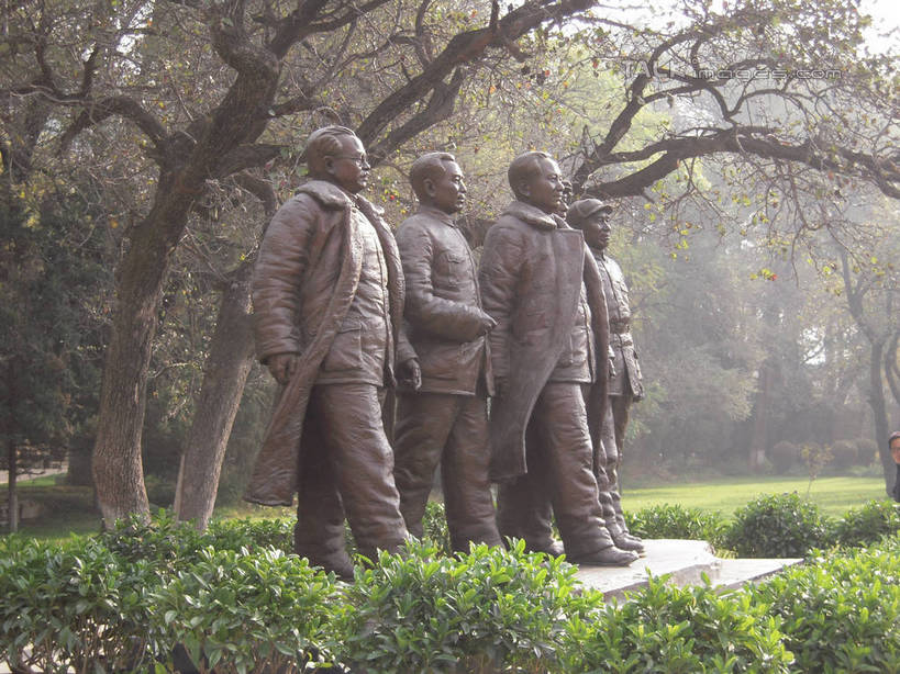 东方人,无人,四个人,站,横图,室外,白天,正面,旅游,度假,树林,植物,标志建筑,地标,建筑,帽子,雕塑,中国,亚洲,阴影,艺术,装饰,光线,雕刻,雕像,眼镜,影子,枝条,注视,黄种人,娱乐,建设,外套,运动帽,树,树木,树枝,绿色,阳光,自然,工艺品,观察,看,站着,享受,休闲,鸭舌帽,旅游胜地,放松,生长,成长,观看,纪念,美术,察看,关注,主题,近视眼镜,陈列,东亚,陕西,陕西省,中华人民共和国,功能,美学,西北地区,陕,延安,延安市,虬枝,枝杈,男人,男性,中年男性,亚洲人,外衣,站立,彩图,全身,hascy1