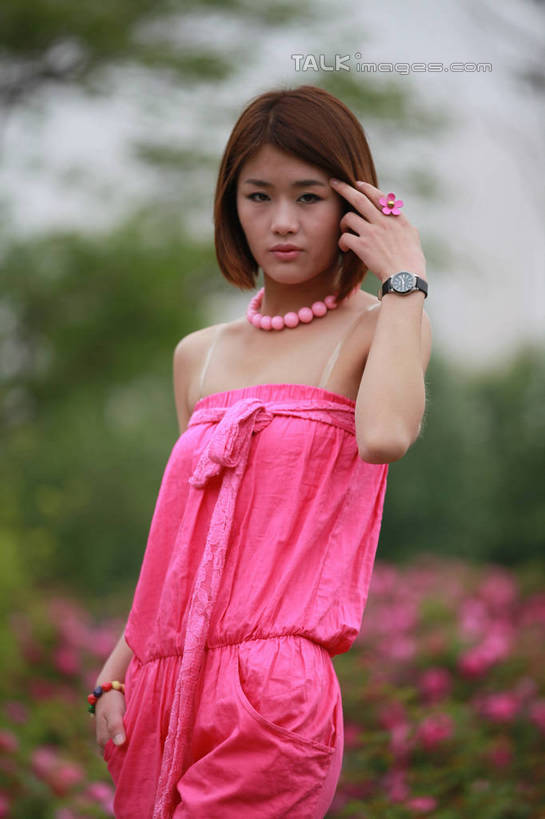 东方人,一个人,站,举,摸,竖图,室外,白天,正面,爱情,幸福,树林,植物,月季花,项链,亚洲,仅一个年轻女性,仅一个女性,仅一个人,许多,抚摸,阴影,朦胧,模糊,盛开,时间,光线,时钟,手表,影子,浪漫,计时,花蕾,黄种人,装饰品,花,花瓣,花朵,鲜花,树,树木,红色,绿色,天空,阳光,自然,抹胸,戒指,饰品,手链,首饰,钟表,天,花苞,花蕊,托,站着,表,恩爱,手镯,生长,成长,希望,腕表,信物,权利,手饰,美艳,光荣,年轻女性,女人,女性,亚洲人,钟,月月红,月季,长春花,触摸,接触,举起,举手,举着,向上举,向上伸,向上托,站立,半身,彩图,连身裤,rzwdb1