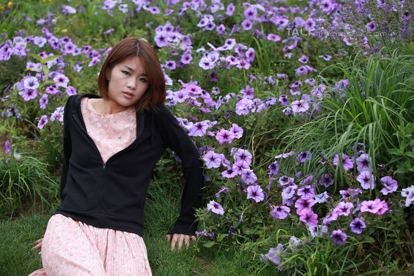 东方人,一个人,躺,笑,微笑,横图,俯视,室外,白天,裙子,亚洲,仅一个年轻女性,仅一个女性,仅一个人,许多,撑,阴影,花纹,连衣裙,朦胧,模糊,盛开,光线,图案,影子,野花,花蕾,黄种人,外套,花,花瓣,花朵,鲜花,紫色,黑色,阳光,花苞,花蕊,碎花,撑着,卧着,年轻女性,女人,女性,亚洲人,躺着,卧,半身,彩图,高角度拍摄,短发,rzwdb1