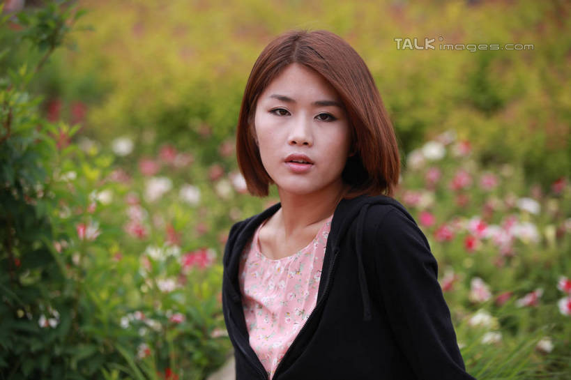 东方人,一个人,站,横图,室外,白天,正面,裙子,植物,亚洲,仅一个年轻女性,仅一个女性,仅一个人,许多,阴影,花纹,连衣裙,朦胧,模糊,盛开,光线,图案,影子,野花,花蕾,黄种人,外套,花,花瓣,花朵,鲜花,树,树木,红色,绿色,白色,黑色,阳光,自然,花苞,花蕊,站着,生长,成长,碎花,年轻女性,女人,女性,亚洲人,站立,半身,彩图,短发,rzwdb1