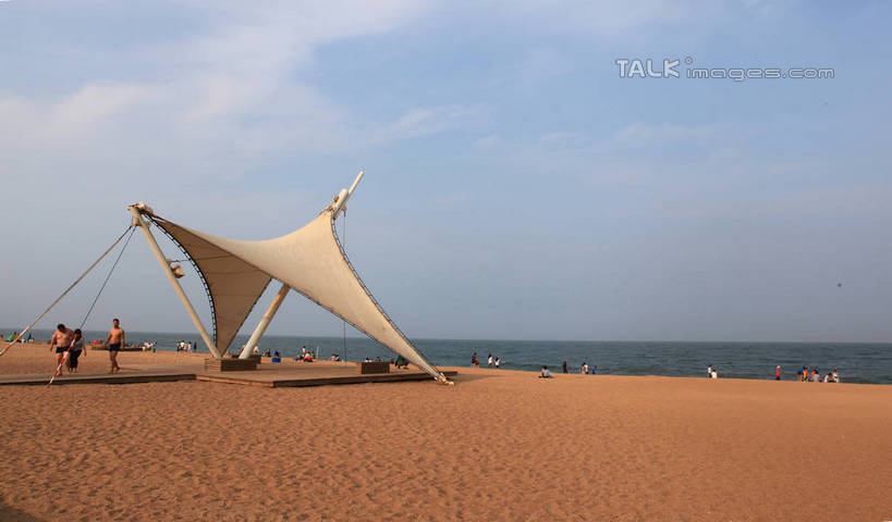 东方人,三个人,伙伴,朋友,走,横图,室外,白天,正面,旅游,度假,友谊,海浪,海洋,美景,沙滩,中国,亚洲,游客,阴影,光线,沙子,影子,支架,海岸,景观,浪花,云,云朵,沙地,云彩,黄种人,娱乐,山东,裸露,旅客,蓝色,白云,蓝天,天空,阳光,自然,海水,天,享受,休闲,景色,放松,晴朗,遮阳棚,支撑,自然风光,裸,海景,东亚,山东省,日照,中华人民共和国,华东地区,鲁,日照市,友情,男人,男性,年轻男性,亚洲人,大海,风浪,海,海水的波动,海滩,近岸浪,涌浪,晴空,步行,散步,走路,彩图,全身,rzwdb1