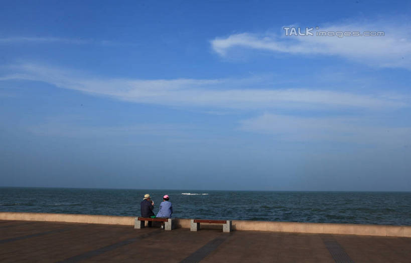 东方人,两个人,夫妻,坐,说,横图,室外,白天,正面,爱情,旅游,度假,讨论,海浪,海洋,美景,沙滩,中国,亚洲,游客,阴影,服装,光线,方格,格子,沙子,影子,凳子,石凳,海岸,景观,浪花,云,云朵,沙地,浪漫,云彩,注视,休闲装,黄种人,娱乐,山东,旅客,衣服,蓝色,白云,蓝天,天空,阳光,自然,海水,天,观察,看,享受,休闲,休闲服,景色,恩爱,放松,恋人,服饰,晴朗,观看,察看,关注,自然风光,海景,东亚,山东省,日照,中华人民共和国,华东地区,鲁,日照市,交流,老年男性,老年女性,男人,男性,女人,女性,亚洲人,夫妇,情侣,大海,风浪,海,海水的波动,海滩,近岸浪,涌浪,晴空,沟通,讲话,交谈,商讨,说话,谈话,坐着,彩图,全身,伴侣,rzwdb1