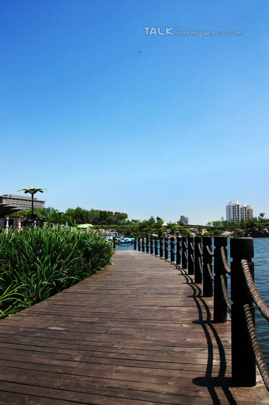 无人,公园,高楼大厦,栏杆,竖图,室外,白天,正面,度假,草地,草坪,湖,湖泊,美景,水,植物,地板,城市风光,城市,大厦,道路,建筑,路,摩天大楼,中国,亚洲,阴影,光线,影子,湖面,景观,水流,水面,云,云朵,围栏,小路,地面,交通,云彩,娱乐,山东,护栏,木地板,草,蓝色,绿色,白云,蓝天,天空,阳光,湖水,天,享受,休闲,景色,放松,晴朗,波光粼粼,东亚,山东省,日照,中华人民共和国,华东地区,鲁,日照市,银河公园,晴空,彩图,大楼,高层建筑,高楼,摩天楼,rzwdb1