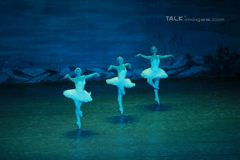 西方人,三个人,舞台,站,跳,伸展双臂,横图,俯视,室内,白天,背景,裙子,跳舞,芭蕾,欧洲,欧洲人,一排,表演,阴影,整齐,光线,影子,灯光,扮演,排列,站着,短裙,帷幕,踮脚,演出,队列,帷幔,幕布,舞姿,幕帘,芭蕾舞裙,芭蕾裙,帷幔布,天鹅湖,芭蕾舞,年轻女性,女人,女性,白种人,表演台,敞开双臂,伸开双臂,跳跃,展开双肩,站立,张开手臂,张开双臂,布景,彩图,高角度拍摄,全身,舞蹈,rzwdb1