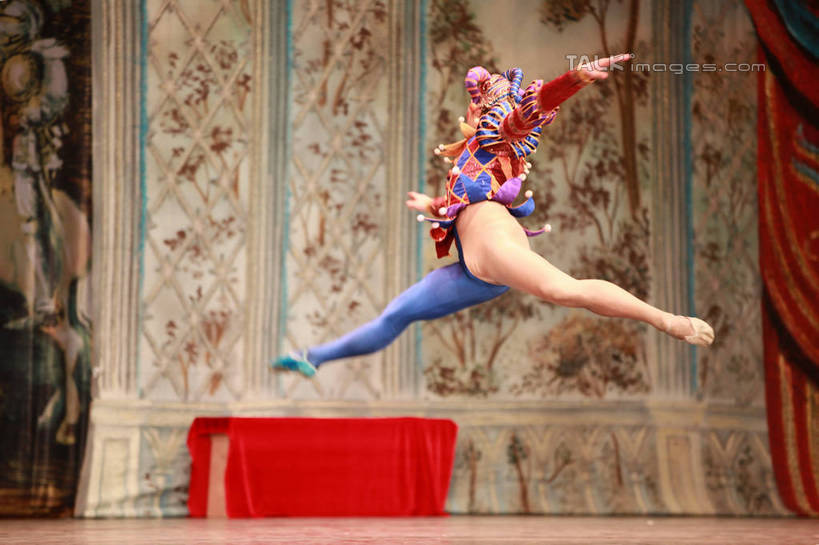 西方人,一个人,舞台,跳,伸展双臂,横图,室内,白天,背景,正面,裙子,跳舞,芭蕾,欧洲,欧洲人,仅一个男性,仅一个人,表演,阴影,光线,影子,灯光,半空,扮演,仅一个年轻男性,短裙,帷幕,演出,帷幔,幕布,舞姿,幕帘,芭蕾舞裙,芭蕾裙,帷幔布,天鹅湖,芭蕾舞,男人,男性,年轻男性,白种人,表演台,敞开双臂,伸开双臂,跳跃,展开双肩,张开手臂,张开双臂,布景,彩图,全身,舞蹈,rzwdb1