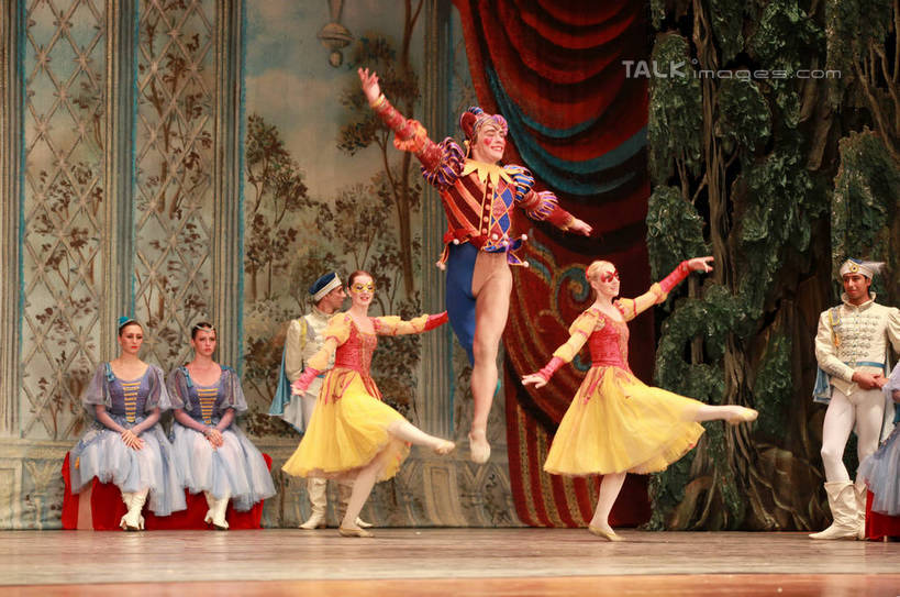 西方人,舞台,站,坐,跳,伸展双臂,横图,室内,白天,背景,正面,裙子,跳舞,芭蕾,欧洲,欧洲人,表演,阴影,光线,影子,灯光,许多人,半空,扮演,站着,一群人,短裙,帷幕,演出,帷幔,幕布,舞姿,幕帘,芭蕾舞裙,芭蕾裙,帷幔布,天鹅湖,芭蕾舞,男人,男性,年轻男性,年轻女性,女人,女性,白种人,表演台,敞开双臂,伸开双臂,跳跃,展开双肩,站立,张开手臂,张开双臂,坐着,布景,彩图,全身,舞蹈,rzwdb1