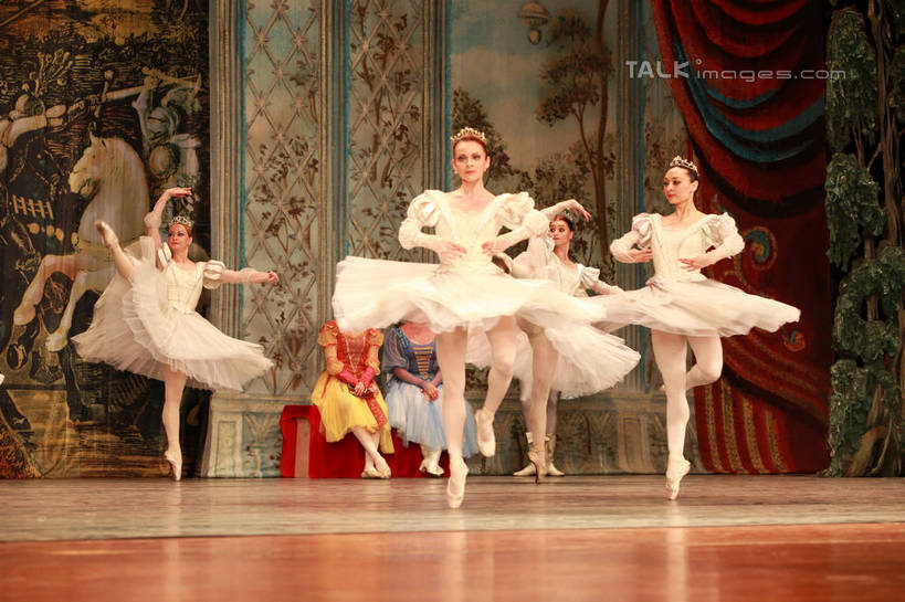 西方人,舞台,站,坐,跳,伸展双臂,横图,室内,白天,背景,正面,裙子,跳舞,芭蕾,欧洲,欧洲人,表演,阴影,光线,影子,灯光,许多人,扮演,站着,一群人,短裙,帷幕,演出,帷幔,幕布,舞姿,幕帘,芭蕾舞裙,芭蕾裙,帷幔布,天鹅湖,芭蕾舞,男人,男性,年轻男性,年轻女性,女人,女性,白种人,表演台,敞开双臂,伸开双臂,跳跃,展开双肩,站立,张开手臂,张开双臂,坐着,布景,彩图,全身,舞蹈,rzwdb1