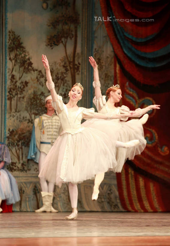 西方人,舞台,站,坐,跳,伸展双臂,竖图,室内,白天,背景,正面,裙子,跳舞,芭蕾,欧洲,欧洲人,表演,阴影,光线,影子,灯光,许多人,半空,扮演,站着,一群人,短裙,帷幕,演出,帷幔,幕布,舞姿,幕帘,芭蕾舞裙,芭蕾裙,帷幔布,天鹅湖,芭蕾舞,男人,男性,年轻男性,年轻女性,女人,女性,白种人,表演台,敞开双臂,伸开双臂,跳跃,展开双肩,站立,张开手臂,张开双臂,坐着,布景,彩图,全身,舞蹈,rzwdb1