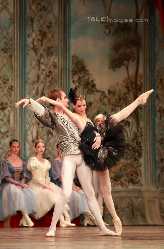 西方人,舞台,站,坐,跳,伸展双臂,竖图,室内,白天,背景,正面,裙子,跳舞,芭蕾,欧洲,欧洲人,表演,阴影,光线,影子,灯光,许多人,扮演,站着,一群人,短裙,帷幕,演出,帷幔,幕布,舞姿,幕帘,芭蕾舞裙,芭蕾裙,帷幔布,天鹅湖,芭蕾舞,男人,男性,年轻男性,年轻女性,女人,女性,白种人,表演台,敞开双臂,伸开双臂,跳跃,展开双肩,站立,张开手臂,张开双臂,坐着,布景,彩图,全身,舞蹈,rzwdb1