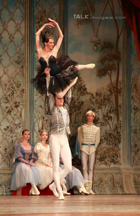 西方人,舞台,站,坐,跳,伸展双臂,竖图,室内,白天,背景,正面,裙子,跳舞,芭蕾,欧洲,欧洲人,表演,阴影,光线,影子,灯光,许多人,扮演,站着,一群人,短裙,帷幕,演出,帷幔,幕布,舞姿,幕帘,芭蕾舞裙,芭蕾裙,帷幔布,天鹅湖,芭蕾舞,男人,男性,年轻男性,年轻女性,女人,女性,白种人,表演台,敞开双臂,伸开双臂,跳跃,展开双肩,站立,张开手臂,张开双臂,坐着,布景,彩图,全身,舞蹈,rzwdb1