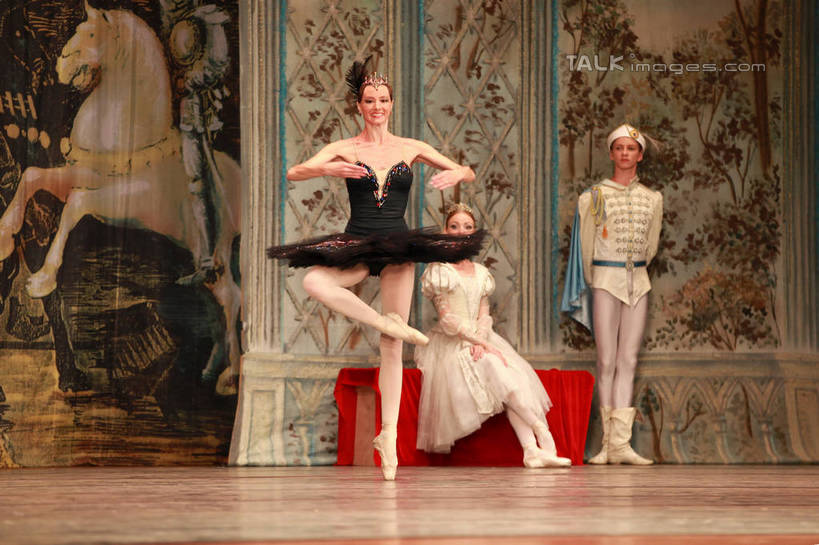 西方人,舞台,站,坐,跳,伸展双臂,横图,室内,白天,背景,正面,裙子,跳舞,芭蕾,欧洲,欧洲人,表演,阴影,光线,影子,灯光,许多人,扮演,站着,一群人,短裙,帷幕,演出,帷幔,幕布,舞姿,幕帘,芭蕾舞裙,芭蕾裙,帷幔布,天鹅湖,芭蕾舞,男人,男性,年轻男性,年轻女性,女人,女性,白种人,表演台,敞开双臂,伸开双臂,跳跃,展开双肩,站立,张开手臂,张开双臂,坐着,布景,彩图,全身,舞蹈,rzwdb1