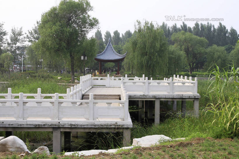 无人,栏杆,横图,室外,白天,正面,度假,草地,草坪,石头,美景,树林,植物,城市风光,城市,中国,亚洲,阴影,光线,石子,影子,亭子,景观,围栏,桥,娱乐,山东,护栏,栈桥,草,树,树木,绿色,天空,阳光,自然,凉亭,天,享受,休闲,景色,放松,生长,成长,东亚,山东省,中华人民共和国,华东地区,鲁,滨州,滨州市,石块,岩石,彩图,rzwdb1