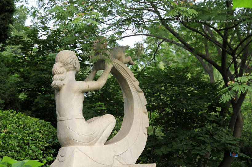 一个人,无人,坐,举,横图,室外,白天,正面,度假,美景,树林,植物,城市风光,城市,雕塑,中国,亚洲,仅一个年轻女性,仅一个女性,仅一个人,阴影,艺术,装饰,光线,雕刻,雕像,影子,景观,娱乐,山东,石雕,树,树木,绿色,天空,阳光,自然,工艺品,天,托,享受,休闲,景色,放松,生长,成长,纪念,美术,主题,陈列,东亚,山东省,中华人民共和国,华东地区,功能,美学,鲁,滨州,滨州市,年轻女性,女人,女性,屈膝,举起,举手,举着,向上举,向上伸,向上托,坐着,彩图,rzwdb1