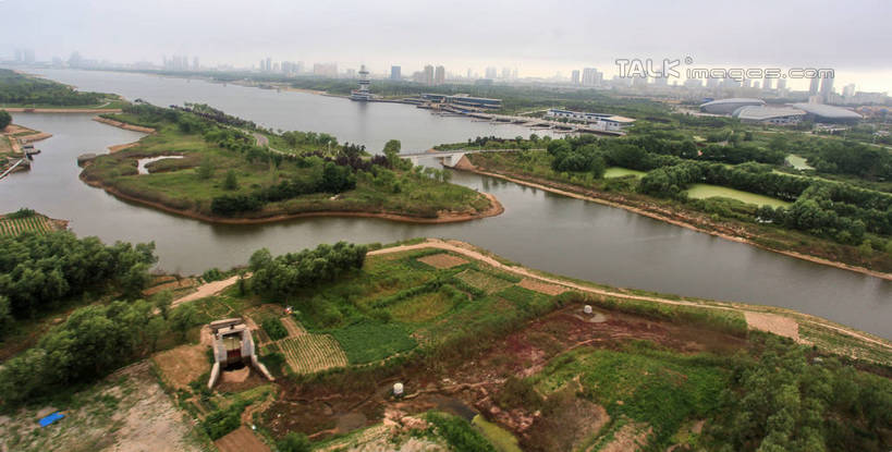 无人,农田,横图,俯视,航拍,室外,白天,度假,庄稼,农作物,河流,美景,树林,水,植物,城市风光,城市,道路,路,路灯,公路,照明,中国,亚洲,阴影,光线,影子,河水,景观,水流,灯光,交通,娱乐,山东,灯,树,树木,绿色,天空,阳光,自然,天,享受,休闲,景色,放松,生长,成长,照亮,照明设备,鸟瞰,东亚,山东省,日照,中华人民共和国,华东地区,鲁,日照市,马路,彩图,高角度拍摄,耕地,庄稼田,rzwdb1