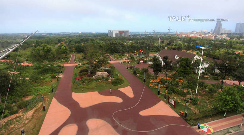 无人,广场,横图,俯视,航拍,室外,白天,度假,河流,美景,树林,水,植物,城市风光,城市,道路,路,路灯,公路,照明,中国,亚洲,阴影,光线,影子,河水,景观,水流,灯光,地面,交通,娱乐,山东,灯,树,树木,红色,绿色,天空,阳光,自然,天,享受,休闲,景色,放松,生长,成长,照亮,照明设备,鸟瞰,东亚,山东省,日照,中华人民共和国,华东地区,鲁,日照市,马路,彩图,高角度拍摄,rzwdb1