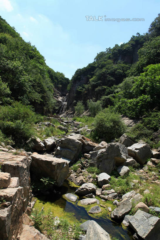 无人,竖图,室外,白天,正面,旅游,度假,河流,美景,山,树林,水,植物,中国,亚洲,阴影,光线,影子,河水,景观,山峰,水流,云,云朵,山峦,云彩,娱乐,山东,树,树木,蓝色,绿色,白云,蓝天,天空,阳光,自然,天,享受,休闲,景色,放松,生长,晴朗,成长,自然风光,东亚,山东省,日照,中华人民共和国,华东地区,鲁,日照市,五莲山,五莲山风景名胜区,五莲县,晴空,彩图,rzwdb1