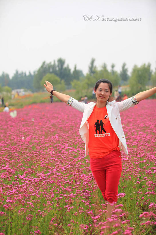 东方人,一个人,伸展双臂,笑,微笑,竖图,室外,白天,正面,旅游,度假,花海,花圃,美景,树林,植物,叶子,中国,亚洲,仅一个年轻女性,仅一个女性,仅一个人,许多,阴影,服装,朦胧,模糊,装饰,盛开,时间,光线,时钟,手表,影子,景观,绿叶,计时,花蕾,注视,休闲装,黄种人,娱乐,山东,花,花瓣,花朵,花卉,鲜花,树,树木,衣服,红色,绿色,白色,阳光,自然,饰品,手链,钟表,花丛,花田,花苞,花蕊,观察,看,享受,休闲,休闲服,嫩叶,表,景色,放松,服饰,生长,成长,观看,华丽,修饰,腕表,点缀,察看,关注,自然风光,东亚,山东省,日照,中华人民共和国,华东地区,衬托,美观,雅致,雅观,鲁,日照市,花仙子风景区,年轻女性,女人,女性,亚洲人,叶,叶片,钟,敞开双臂,伸开双臂,展开双肩,张开手臂,张开双臂,半身,彩图,西服,rzwdb1