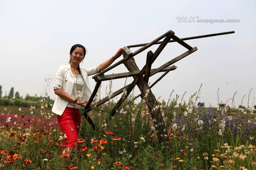 东方人,一个人,站,笑,微笑,露齿笑,横图,室外,白天,正面,旅游,度假,花海,花圃,美景,植物,项链,叶子,中国,亚洲,仅一个年轻女性,仅一个女性,仅一个人,许多,阴影,服装,装饰,盛开,光线,木材,木头,影子,景观,绿叶,树桩,花蕾,注视,休闲装,黄种人,娱乐,山东,装饰品,花,花瓣,花朵,花卉,鲜花,树干,衣服,黄色,红色,绿色,白色,天空,阳光,自然,饰品,手链,首饰,花丛,花田,天,花苞,花蕊,扶,观察,看,站着,享受,休闲,休闲服,嫩叶,木桩,景色,放松,服饰,木料,生长,成长,观看,华丽,修饰,点缀,察看,扶着,关注,自然风光,东亚,山东省,日照,中华人民共和国,华东地区,衬托,美观,雅致,雅观,鲁,日照市,花仙子风景区,年轻女性,女人,女性,亚洲人,叶,叶片,站立,半身,彩图,rzwdb1