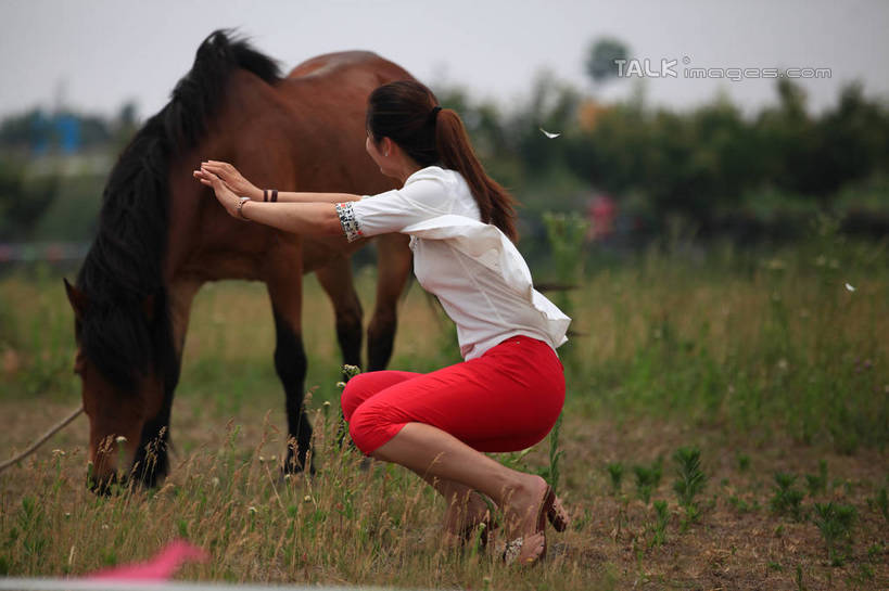 东方人,一个人,站,笑,微笑,露齿笑,横图,室外,白天,侧面,旅游,度假,草地,草坪,美景,植物,项链,中国,亚洲,仅一个年轻女性,仅一个女性,仅一个人,阴影,服装,装饰,光线,影子,景观,注视,休闲装,黄种人,娱乐,山东,装饰品,草,树,树木,衣服,黄色,红色,绿色,白色,天空,阳光,自然,饰品,手链,首饰,天,观察,看,站着,享受,休闲,休闲服,景色,放松,服饰,生长,成长,观看,华丽,修饰,点缀,察看,关注,自然风光,东亚,山东省,日照,中华人民共和国,华东地区,衬托,美观,雅致,雅观,鲁,日照市,花仙子风景区,年轻女性,女人,女性,亚洲人,站立,彩图,全身,rzwdb1