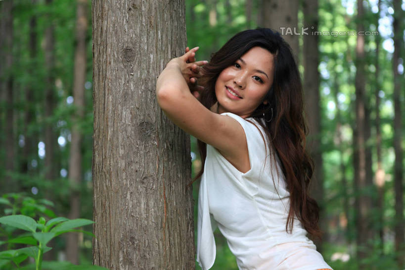 东方人,一个人,站,举,笑,微笑,露齿笑,横图,室外,白天,侧面,T恤衫,旅游,度假,草地,草坪,美景,树林,植物,项链,中国,亚洲,仅一个年轻女性,仅一个女性,仅一个人,阴影,朦胧,模糊,光线,影子,景观,T恤,注视,黄种人,娱乐,山东,装饰品,草,树,树木,绿色,白色,阳光,自然,饰品,首饰,观察,看,靠,靠着,托,倚靠,站着,享受,休闲,景色,放松,生长,成长,观看,察看,倚着,关注,自然风光,东亚,山东省,日照,中华人民共和国,华东地区,鲁,日照市,鲁南海滨国家森林公园,年轻女性,女人,女性,亚洲人,长发,卷发,举起,举手,举着,向上举,向上伸,向上托,站立,半身,彩图,rzwdb1